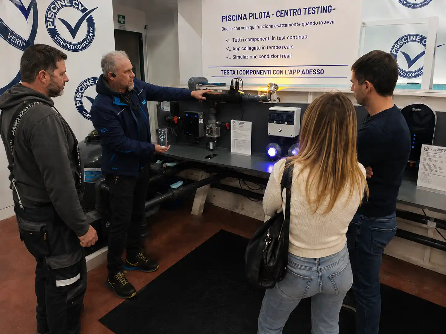 Tecnico Piscine CV, installatore e coppia nel Centro Testing