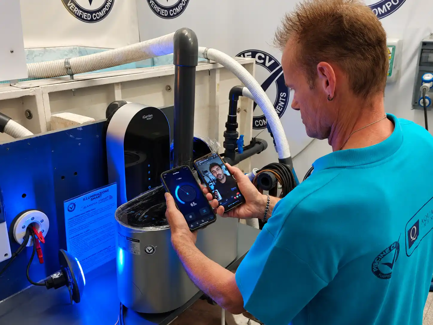 Simone di Piscine CV davanti alla piscina testing con due smartphone in mano